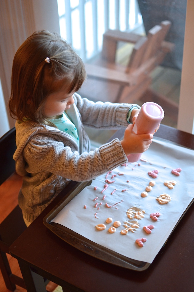 Tuning fine motor skills making Frozen Yogurt Drops! ~sweetpeasandabcs.com