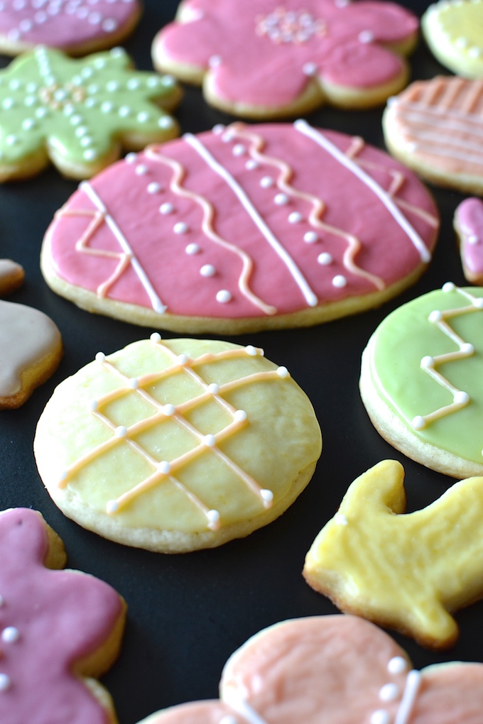 Naturally Colored Icing - Colored with fruit and vegetable purees, this naturally colored icing is perfect for decorating sugar cookies! ~sweetpeasandabcs.com