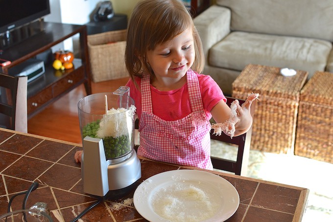 Ten Ways to Encourage Kids to Try New Foods - Suggestions for encouraging even the pickiest eaters to try something new! ~sweetpeasandabcs.com